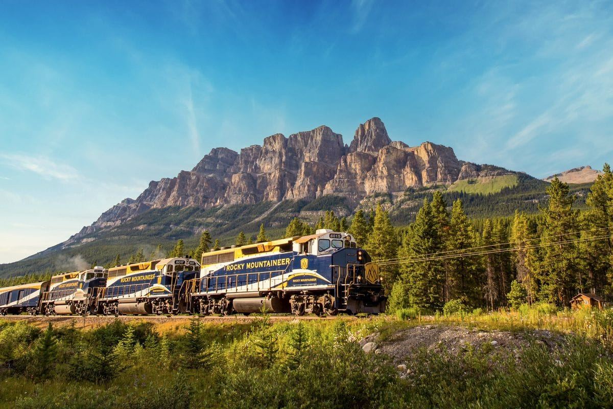 Der Rocky Mountaineer vor dem Castle Mountain in den kanadischen Rocky Mountains