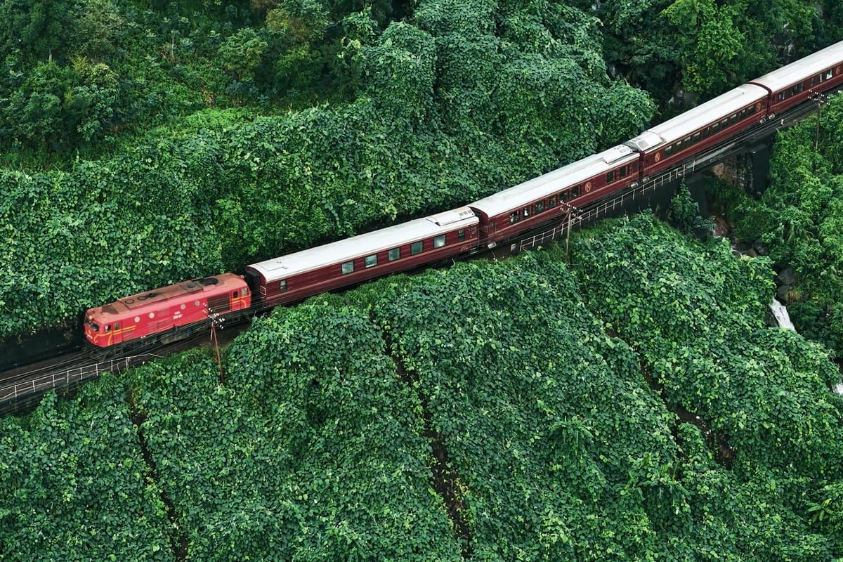 Der SJourney-Luxuszug aus der Luft auf seiner Strecke durch dichten grünen Wald in Vietnam